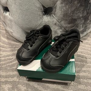 Puma Roma Basic Black sneakers. Size 5